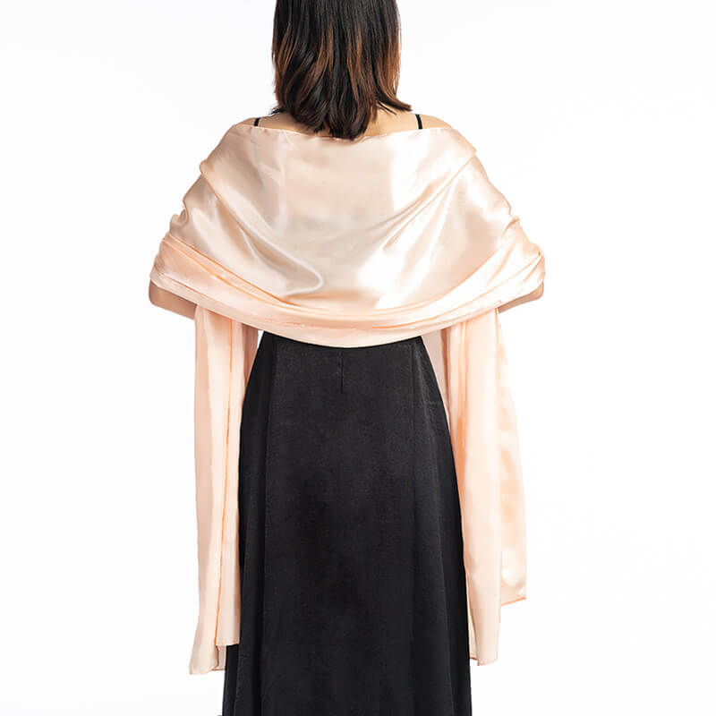 Foulard d’épaules en satin rose pale