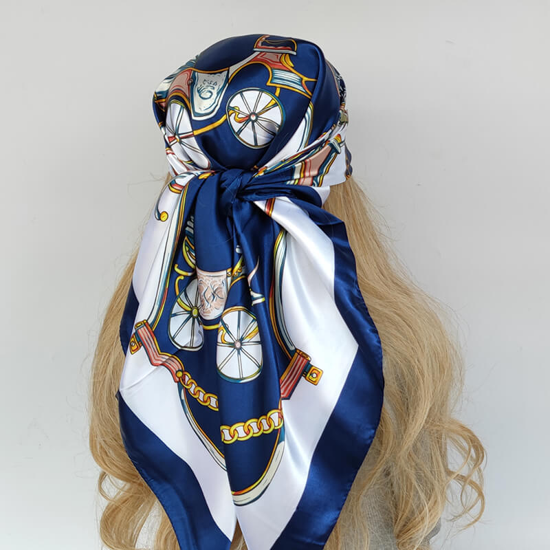 Foulard en satin bleu à motifs