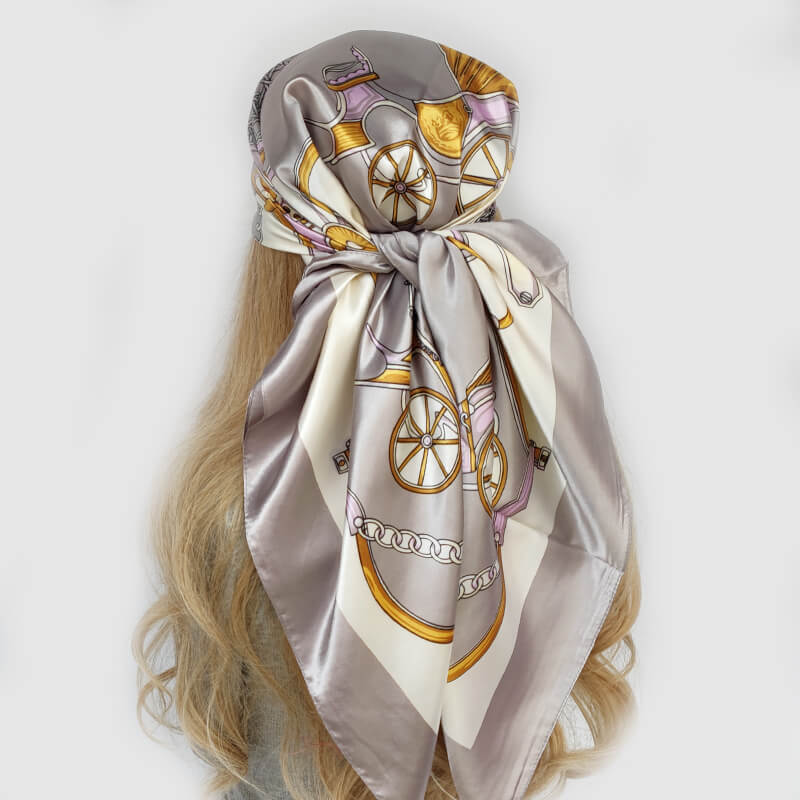 Foulard en satin gris à motifs