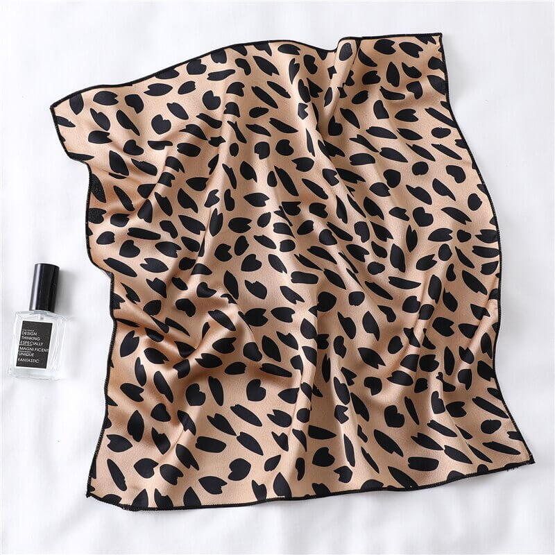 Foulard en satin imprimé léopard