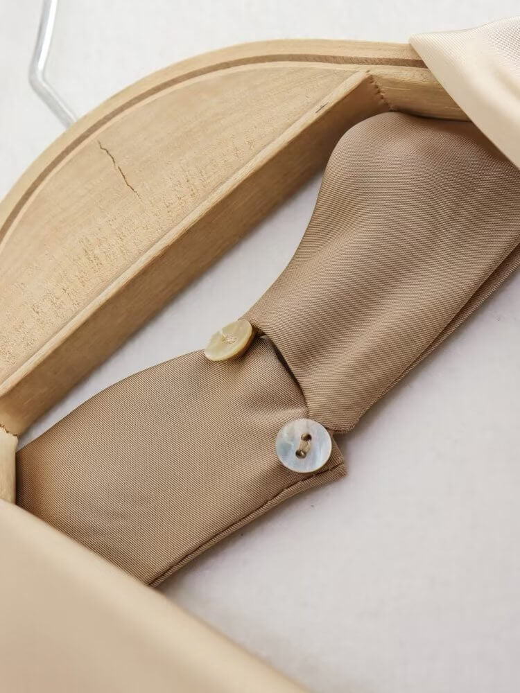 Top en satin beige avec dos dénudé
