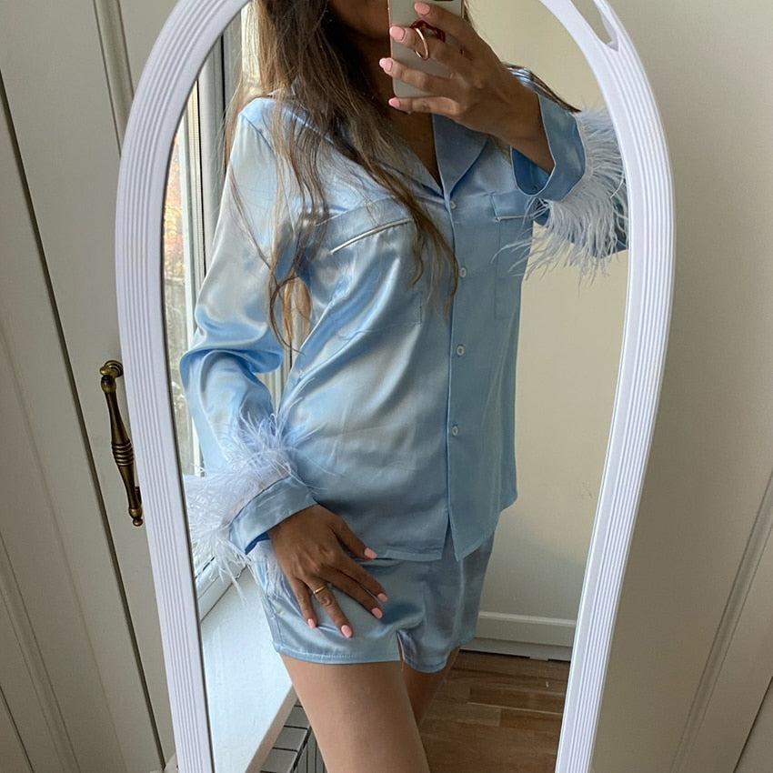 Pyjama en satin à plumes court bleu