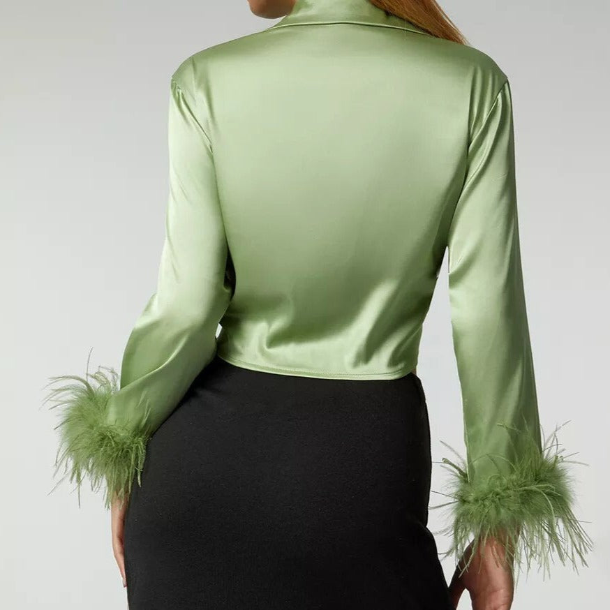 chemisier en satin vert sauge à plumes