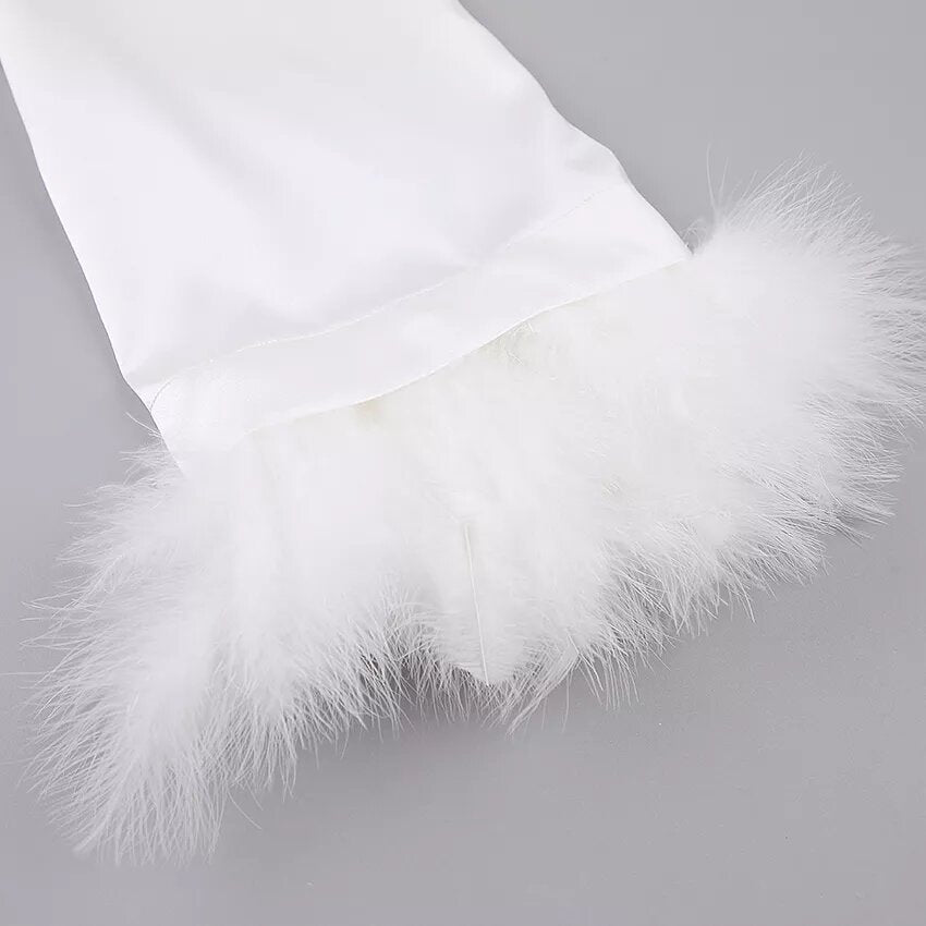 Robe satin blanche à plumes