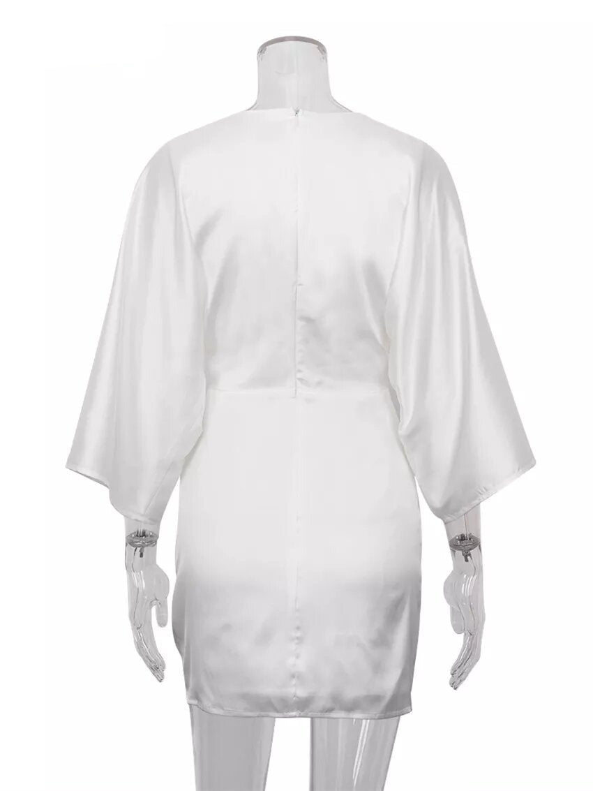 robe en satin de couleur blanche nouée