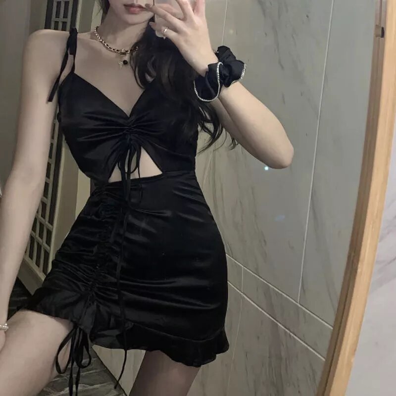 robe noire froncée et satinee