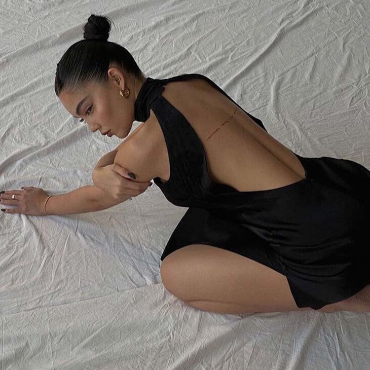 robe satin dos nue et drapee noire