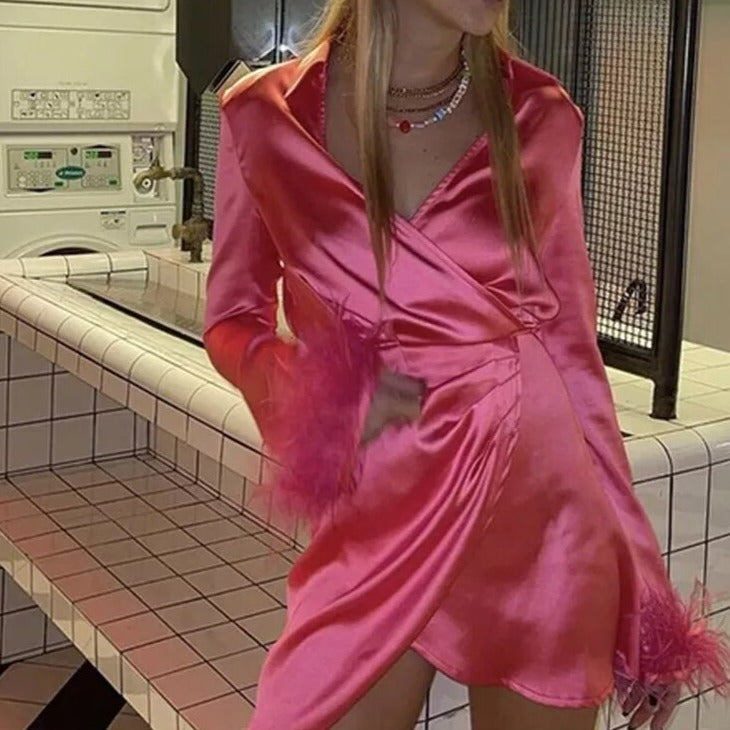 robe satinée rose à plumes