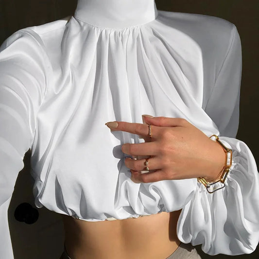 Blouse blanche en satin à manches bouffantes avec col montant