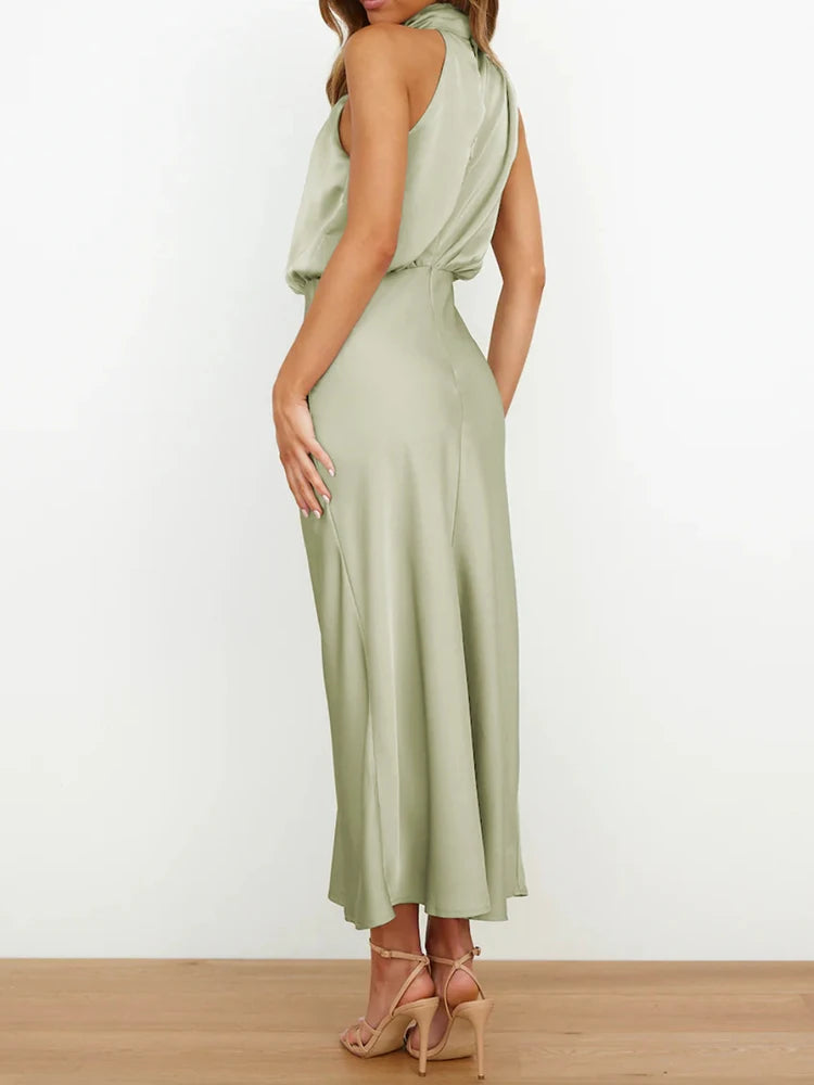 Robe en satin sans manche à col haut vert