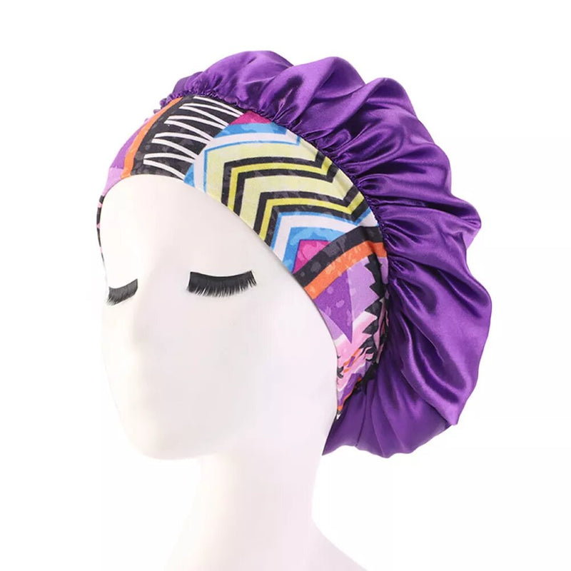 Bonnet satin bandes géometriques violet.