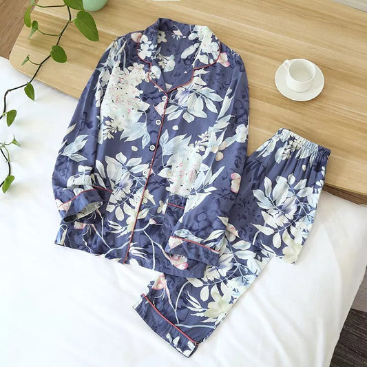 Pyjama en satin bleu à imprimé floral vert clair