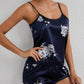 Pyjama satiné bleu marine avec des fleurs grises