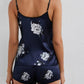 Pyjama bleu marine avec des fleurs grises en satin