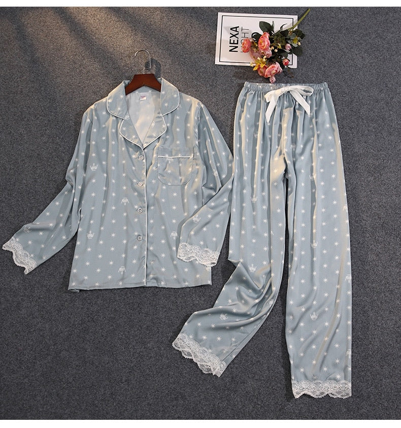 Pyjama en satin étoilé bleu