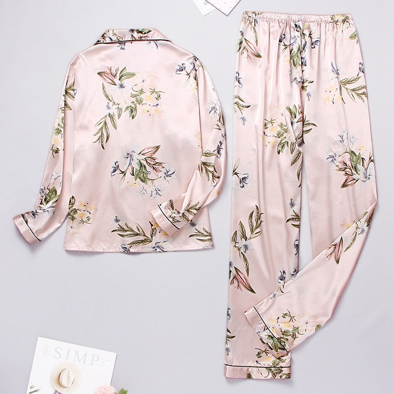 Pyjama satiné floral rose et feuilles vertes