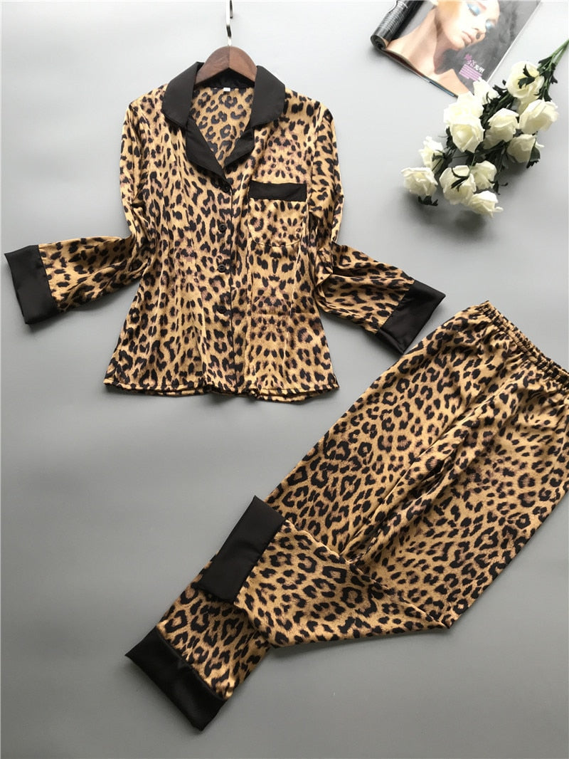 Pyjama léopard et noir en satin