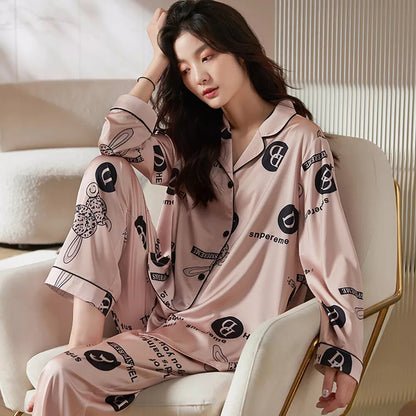 Pyjama en satin Glamour beige à écritures noires