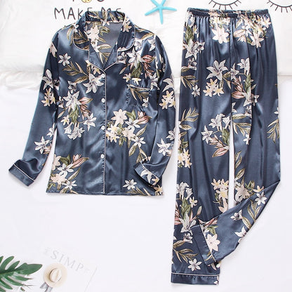 Pyjama bleu en satin floral