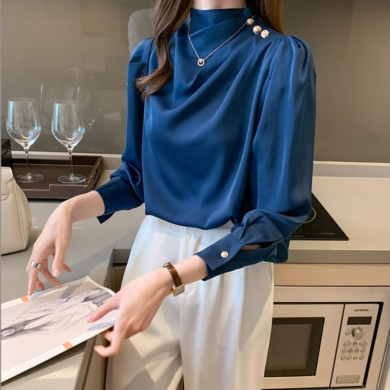 Blouse femme satin avec col montant à détails dorés bleu