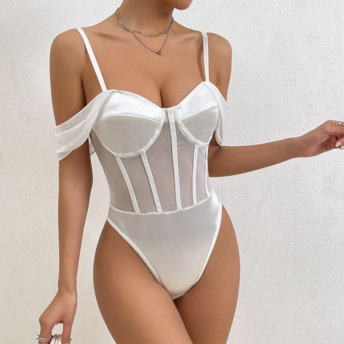 body satine blanc bustier et epaules denudees