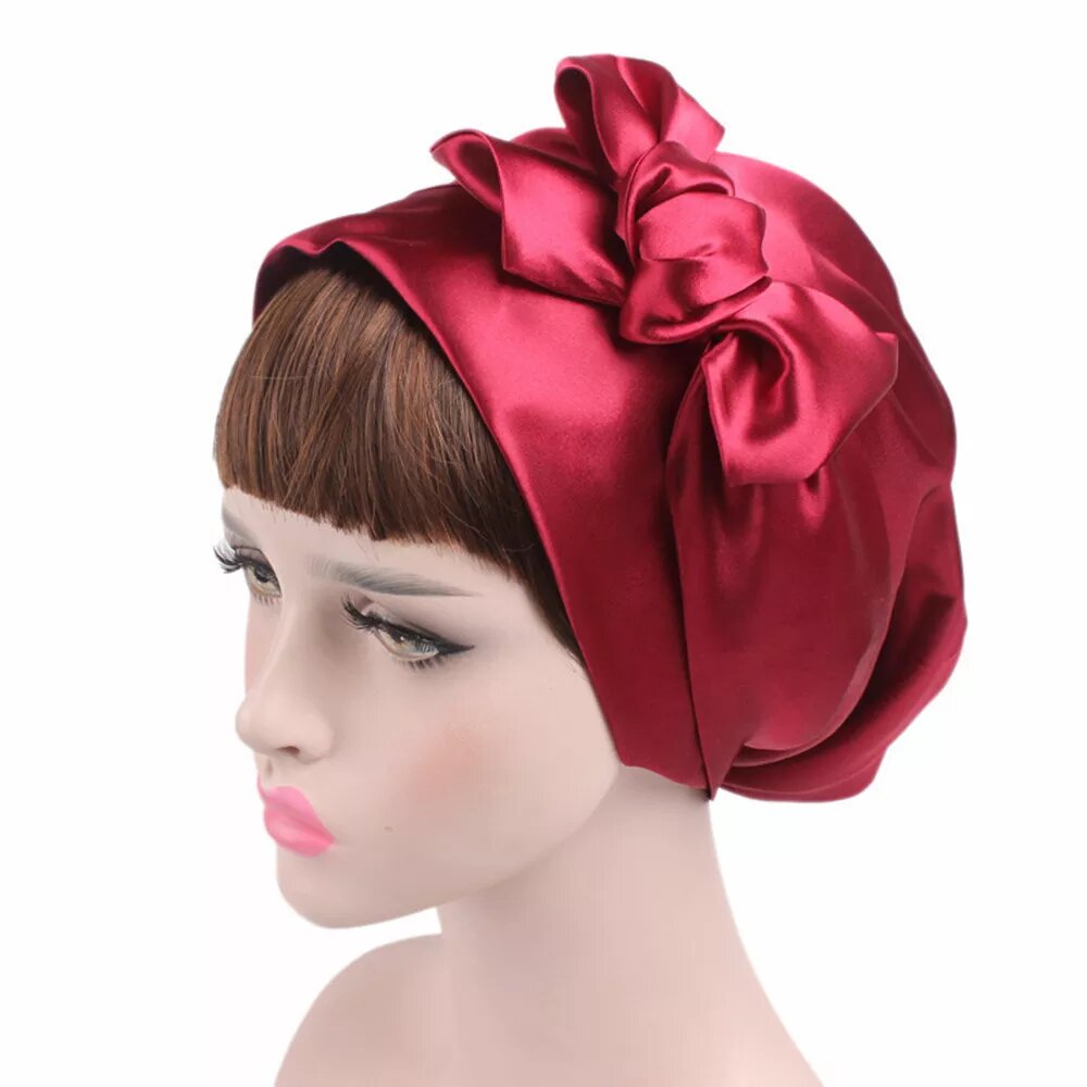 bonnet en satin uni noué rouge