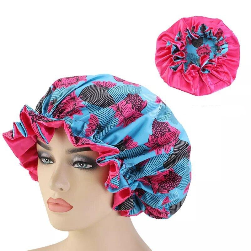 bonnet satin sans élastique a motifs floraux roses.