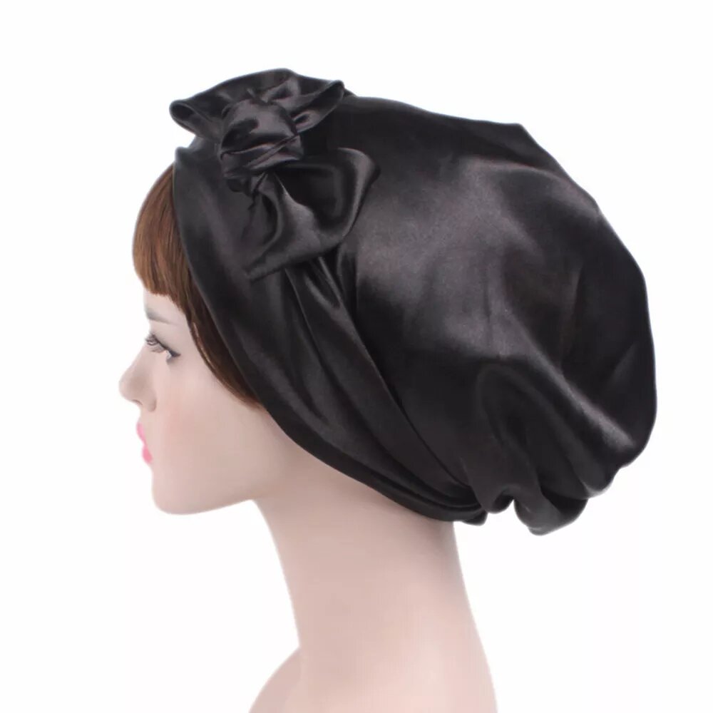 bonnet satin unie noué noir.