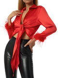 chemisier en satin rouge à plumes