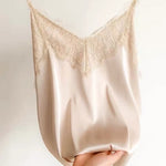 Débardeurs satin à fines bretelles avec dentelle beige