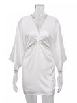 robe en satin blanche nouée sur le devant