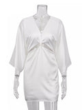 robe en satin blanche nouée sur le devant