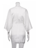   robe en satin de couleur blanche nouée