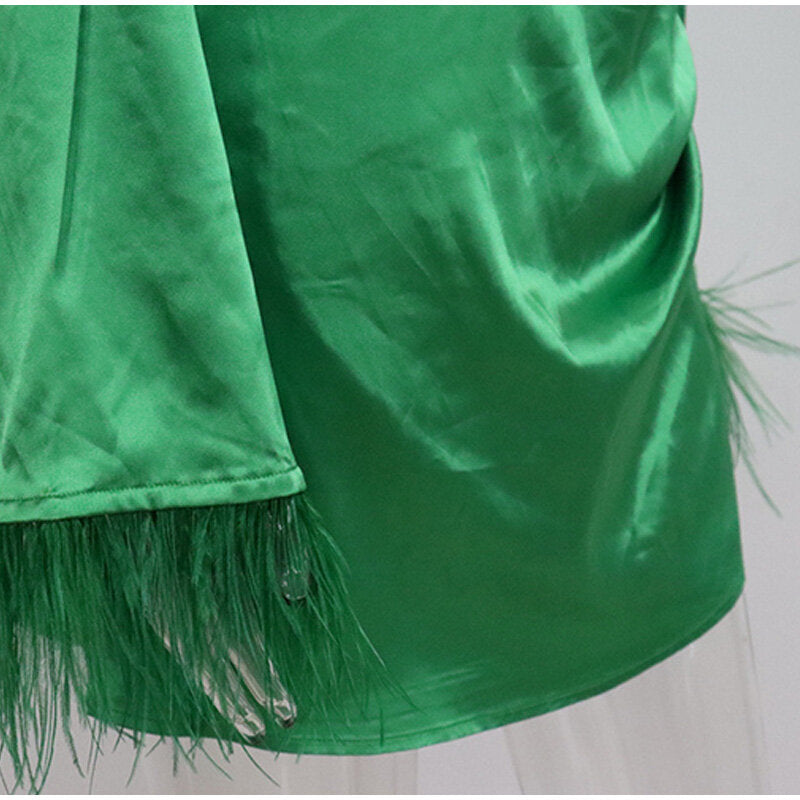 Robe satin verte à plumes