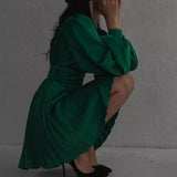   robe en satin verte et plissée
