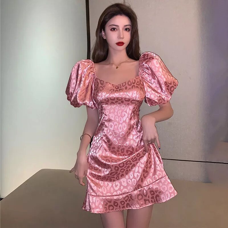 robe epaules bouffantes en satin rose leopard