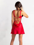   robe rouge satin décolleté froissé