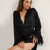 robe satinée à plumes noires