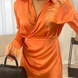   robe satinée orange à plumes