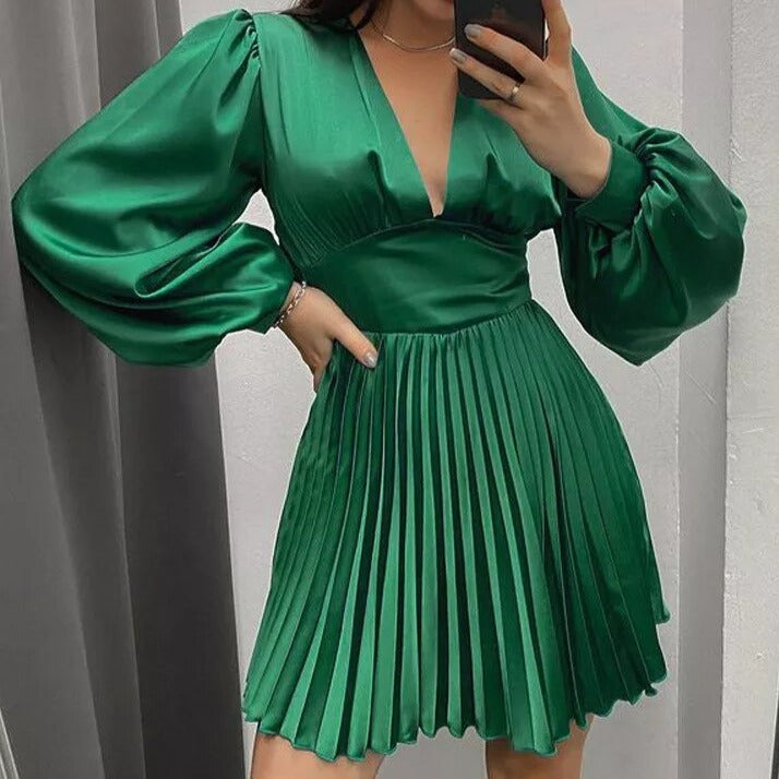     robe satinée verte et plissée