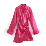 rose robe satinée à plumes